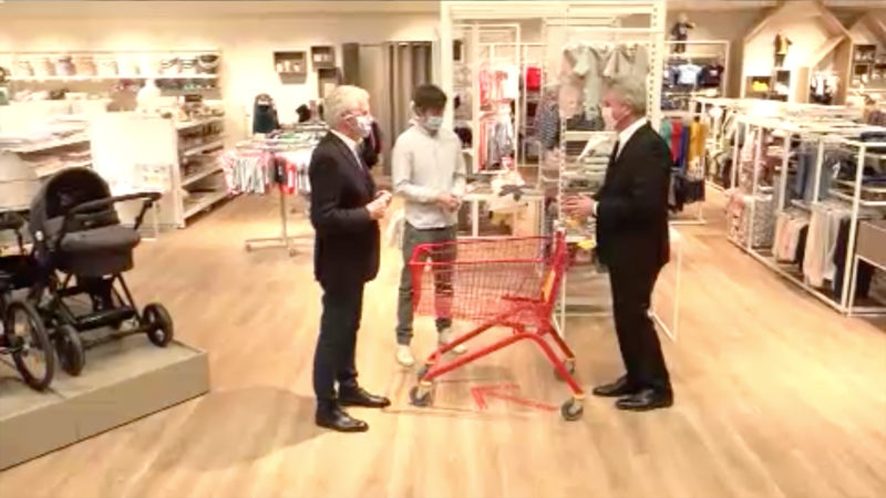 Wirtschaftsminister Pinkwart besucht Einzelhandel (Foto: SAT.1 NRW)