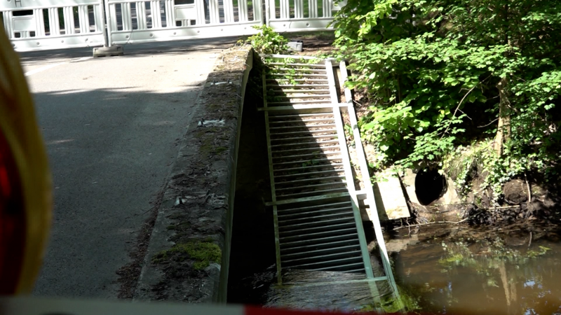 Vandalismus am Flussufer: Brückengeländer ins Wasser geworfen (Foto: SAT.1 NRW)