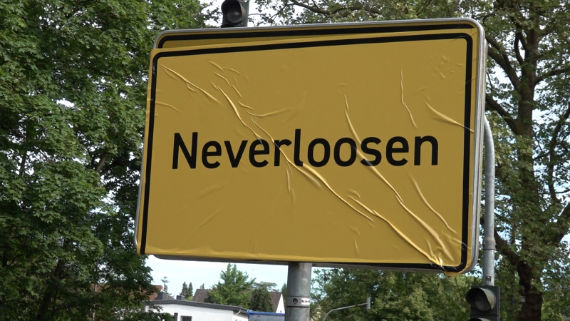 "Neverloosen" - Leverkusener Ortsschild wird zum Saisonmotto (Foto: SAT.1 NRW)