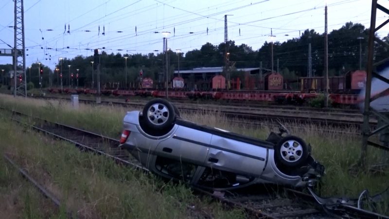 Auto landet auf Gleisen (Foto: SAT.1 NRW)