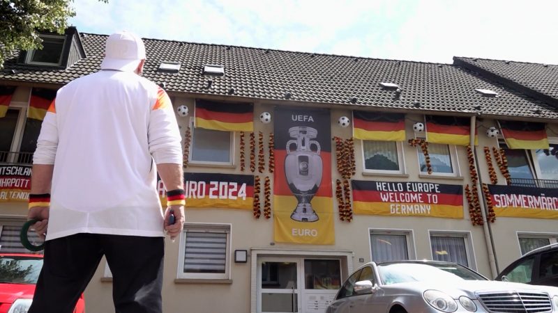Fußballfan verwandelt seine Straße in Fahnenmeer (Foto: SAT.1 NRW)