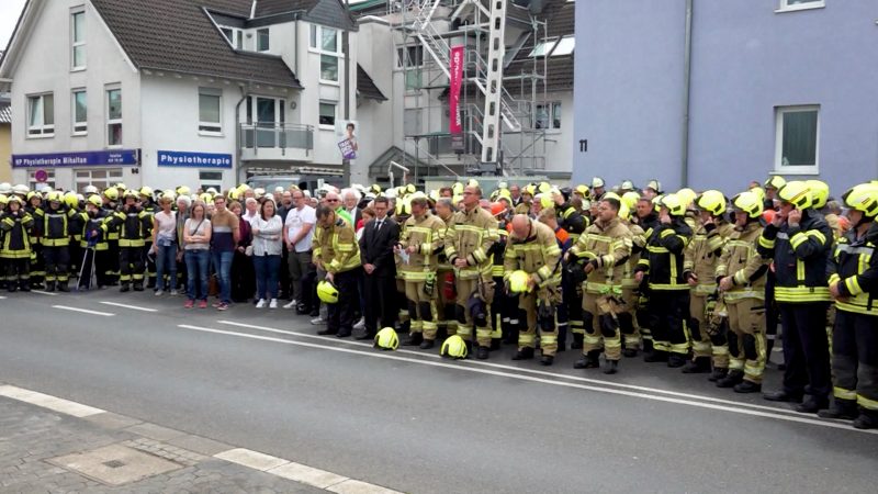 Gedenkfeier für verstorbene Feuerwehrleute  (Foto: SAT.1 NRW)