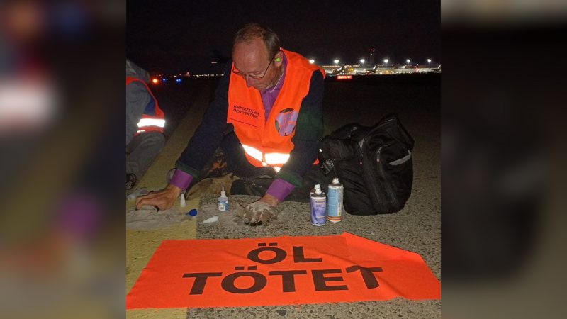 “Letzte Generation” blockiert Flughafen (Foto: SAT.1 NRW)