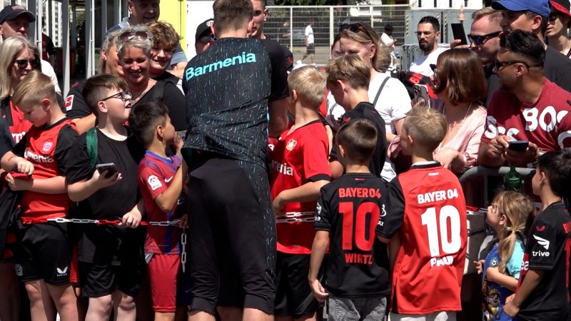 Autogramm-Stunde bei Bayer Leverkusen: Fans feiern ihre Helden (Foto: SAT.1 NRW)