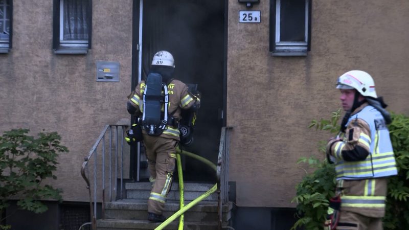 Polizei rettet Kind aus Feuer (Foto: SAT.1 NRW)