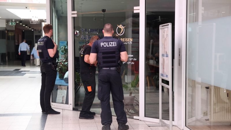 Razzia in Reisebüro (Foto: SAT.1 NRW)