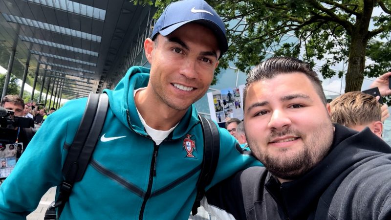 Fan knipst Selfie mit Ronaldo (Foto: SAT.1 NRW)