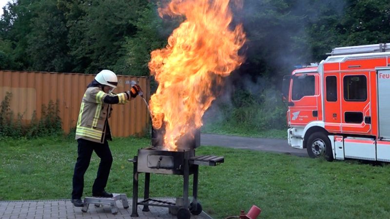 Feuerwehr zeigt Grill-Gefahren (Foto: SAT.1 NRW)