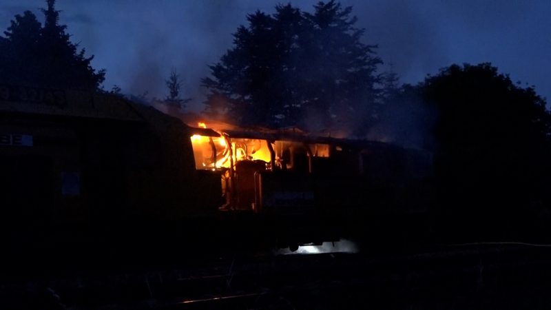 Großeinsatz löscht brennenden Bauzug  (Foto: SAT.1 NRW)