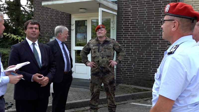 Marcus Optendrenk besucht Glück-Auf-Kaserne (Foto: SAT.1 NRW)