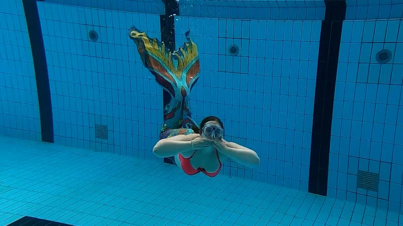 Meerjungfrau schwimmt gegen Hass im Netz an  (Foto: SAT.1 NRW)