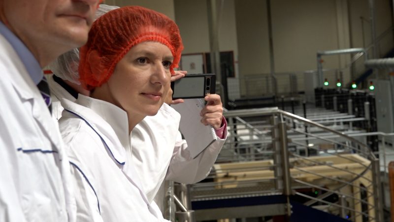 Verbraucherministerin Gorißen besucht Dr. Oetker (Foto: SAT.1 NRW)