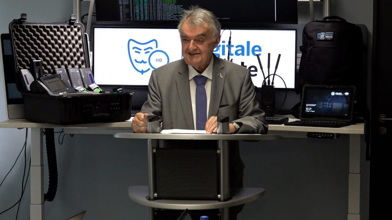 Minister Herbert Reul besucht Cybercrime-Abteilung (Foto: SAT.1 NRW)