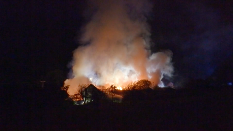 Mega-Inferno zerstört Bauernhof (Foto: SAT.1 NRW)