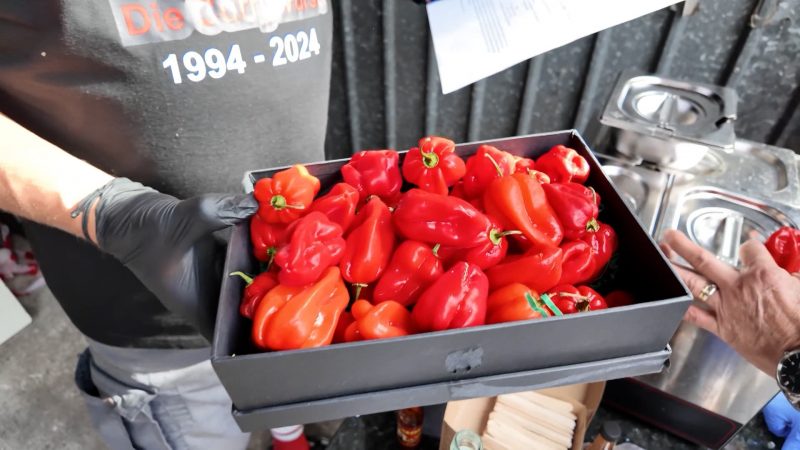 Feuriger Wettkampf: Wer ist der schärfste Currywurst-Esser? (Foto: SAT.1 NRW)