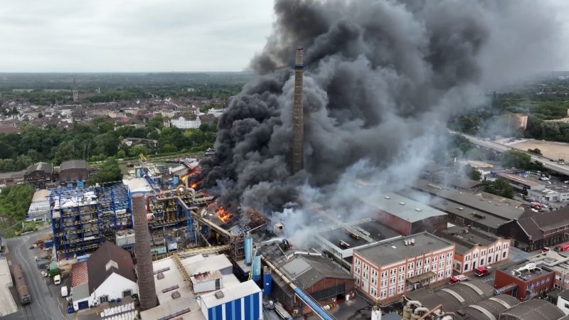 Großbrand in Duisburg - Chemiefabrik in Flammen (Foto: SAT.1 NRW)