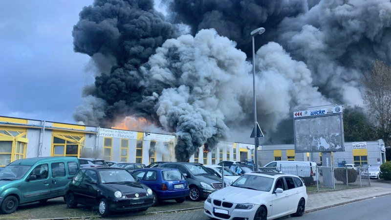 Großbrand in Bochumer Autowerkstatt: Feuerwehr gibt Entwarnung (Foto: SAT.1 NRW)