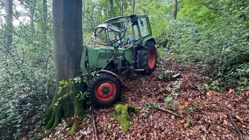 Rettungseinsatz in Hattingen: Mann stürzt mit Traktor Abhang hinunter (Foto: SAT.1 NRW)