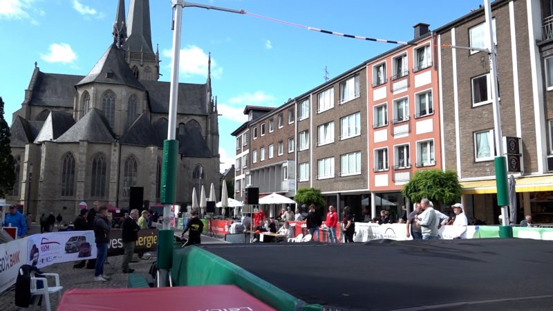 Stabhochsprung vor Dom-Kulisse (Foto: SAT.1 NRW)