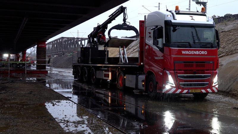 Einschub von Stahlbrücke (Foto: SAT.1 NRW)