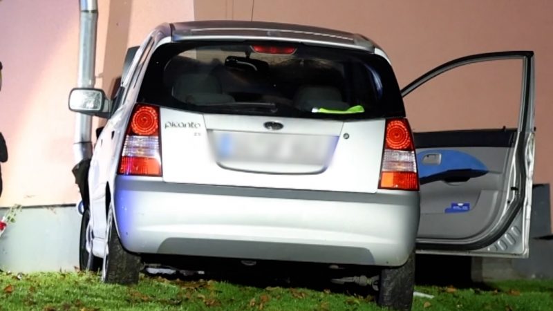 Auto prallt in Solingen gegen Hauswand (Foto: SAT.1 NRW)