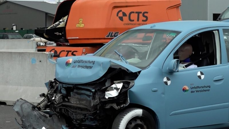 Crashtest zeigt Gefahr für kleine Autofahrer (Foto: SAT.1 NRW)