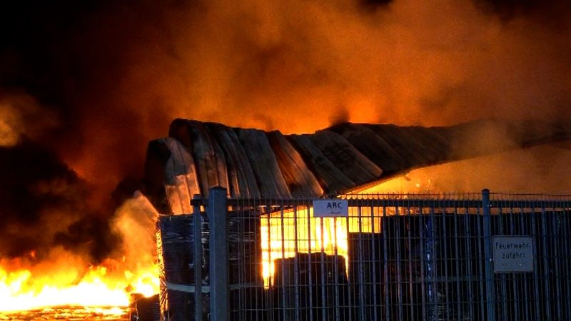 Großbrand in Hünxe: Feuerwehr kämpft gegen Flammen (Foto: SAT.1 NRW)