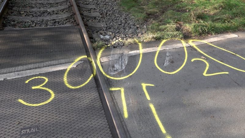 Unfall am Bahnübergang in Lünen: Auto von Zug erfasst (Foto: SAT.1 NRW)