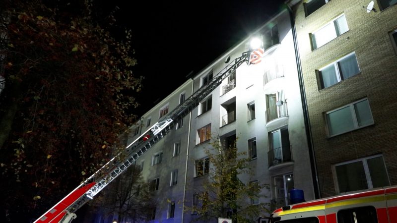 Feuerwehr rettet 16 Menschen aus brennendem Haus (Foto: SAT.1 NRW)