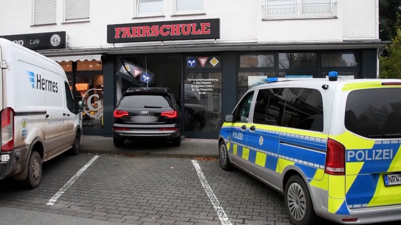 Senior kracht in Fahrschule (Foto: SAT.1 NRW)