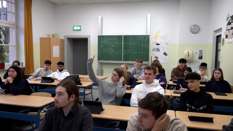 Schüler in Sorge: Krieg, Druck und Klimawandel belasten (Foto: SAT.1 NRW)