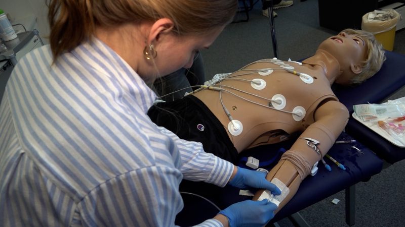 Hightech-Ausbildung: Wie AR-Brillen Azubis im Gesundheitswesen unterstützen (Foto: SAT.1 NRW)