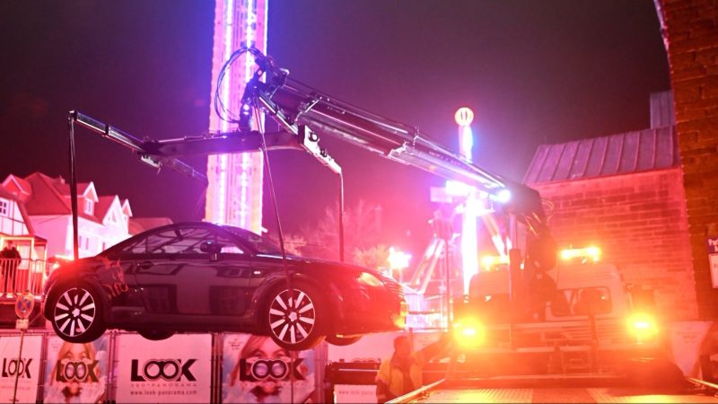 Auto fährt über das Gelände der Soester Allerheiligenkirmes (Foto: SAT.1 NRW)