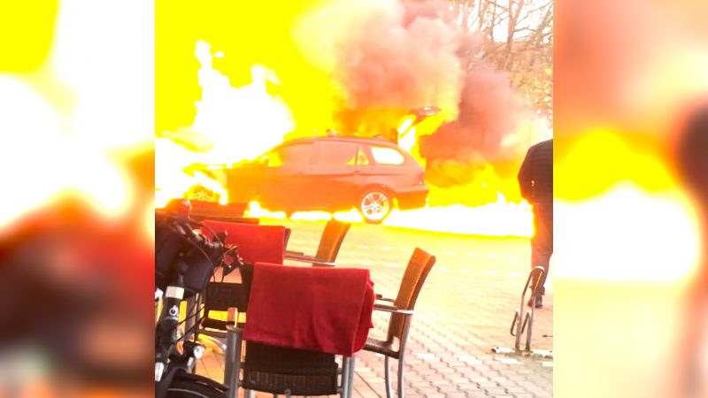 Auto geht vor Geschäft in Flammen auf (Foto: SAT.1 NRW)