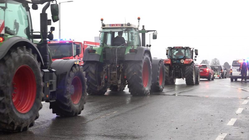 Bauern blockieren A44: Protest gegen Freihandelsabkommen (Foto: SAT.1 NRW)