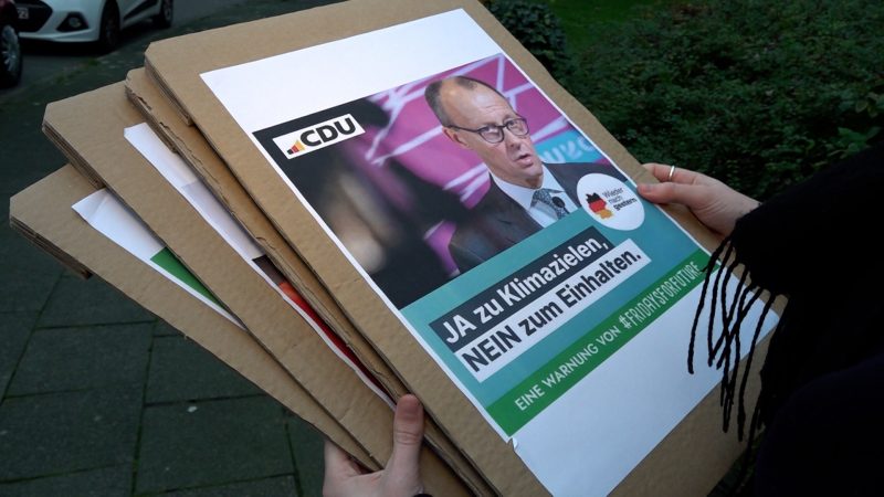 Fake-Wahlplakate: Fridays for Future kritisiert CDU-Klimapolitik (Foto: SAT.1 NRW)