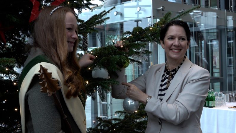 Silke Gorißen empfängt Weihnachtsbaumkönigin  (Foto: SAT.1 NRW)