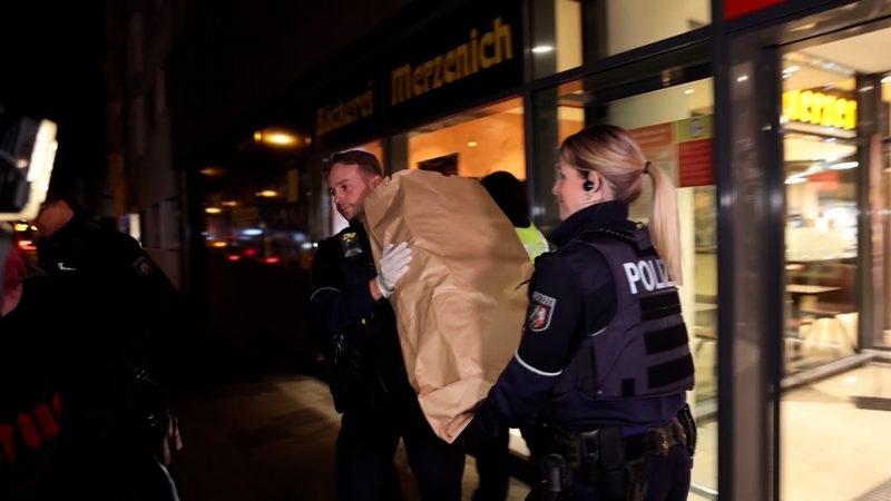 Herrenloser Koffer sorgt für Polizei-Alarm in Köln (Foto: SAT.1 NRW)