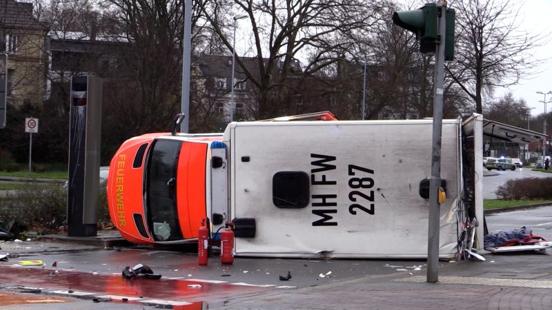 Autofahrer ignoriert Rettungswagen mit Blaulicht (Foto: SAT.1 NRW)