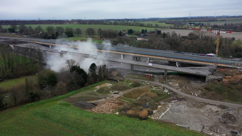 Liedbachtalbrücke gesprengt (Foto: SAT.1 NRW)