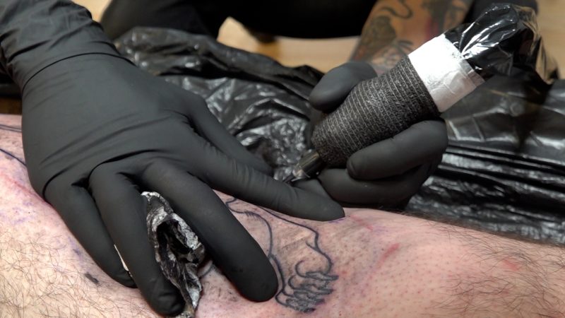 Tattoo-Protest gegen Rechts (Foto: SAT.1 NRW)