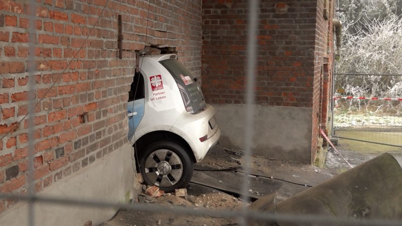 Auto kracht in historische Mühle (Foto: SAT.1 NRW)