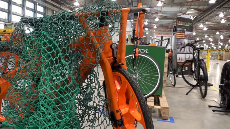 Fahrrad aus Fischernetzen (Foto: SAT.1 NRW)