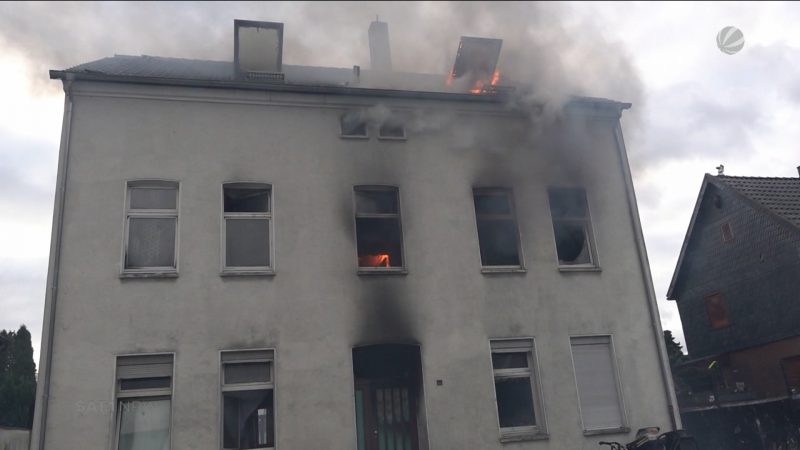 Mehrfamilienhaus in Gelsenkirchen in Flammen (Foto: SAT.1 NRW)