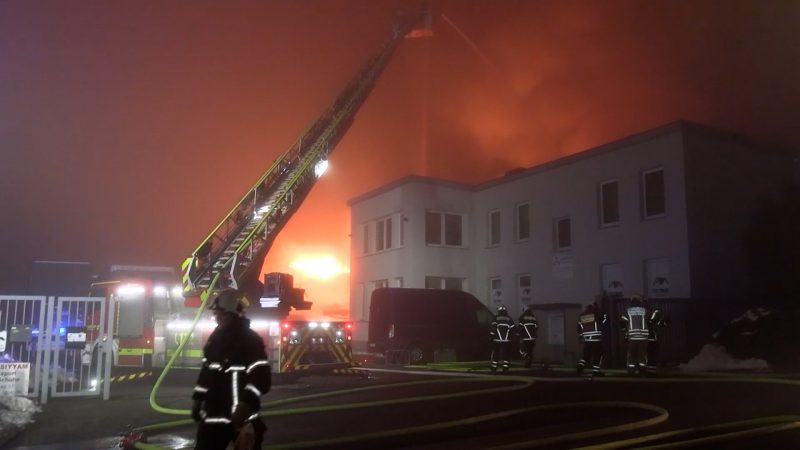 Großbrand in Wuppertal zerstört Lagerhalle (Foto: SAT.1 NRW)