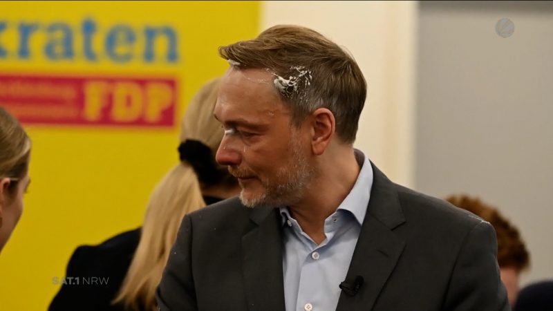 Tortenwurf auf FDP-Chef Lindner (Foto: SAT.1 NRW)