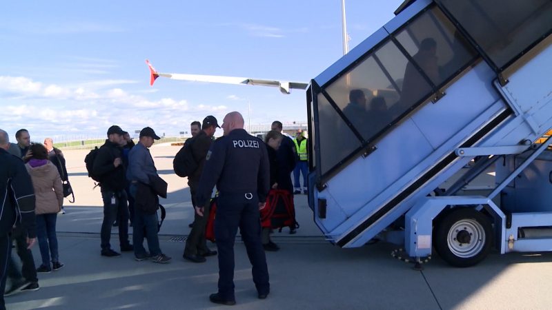 Erster Charterflug mit Asylbewerbern aus NRW nach Bulgarien gestartet (Foto: SAT.1 NRW)