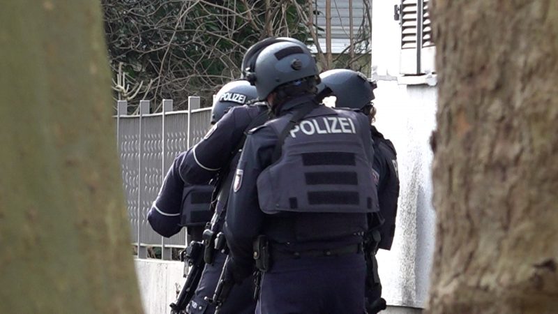 Schüsse in Köln: Polizei umstellt Häuserblock  (Foto: SAT.1 NRW)