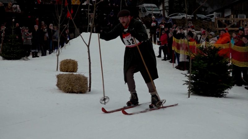 Zeitreise auf Holzlatten (Foto: SAT.1 NRW)