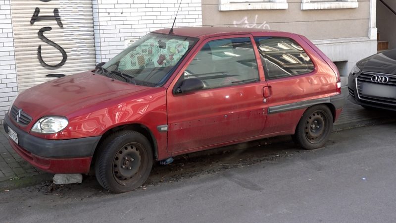 Verwahrlostes Auto in Dortmund (Foto: SAT.1 NRW)